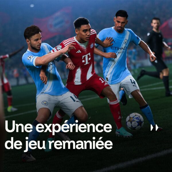 Three soccer players chase the ball during a match: two Manchester City players in light blue defend against a red-and-white Bayern Munich player, with the French phrase 'Une expérience de jeu remaniée' overlaid.
