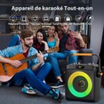 Groupe d’amis sur un canapé, guitariste devant, avec une enceinte karaoke à LED multicolores au premier plan (Tout‑en‑un).