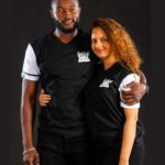 T-shirt Burkindi avec motif Burkindi à col rond - Noir/Blanc – Image 2