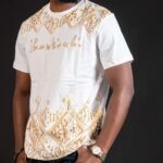 T-shirt Burkindi motif Kassena doré à col rond - Blanc – Image 2