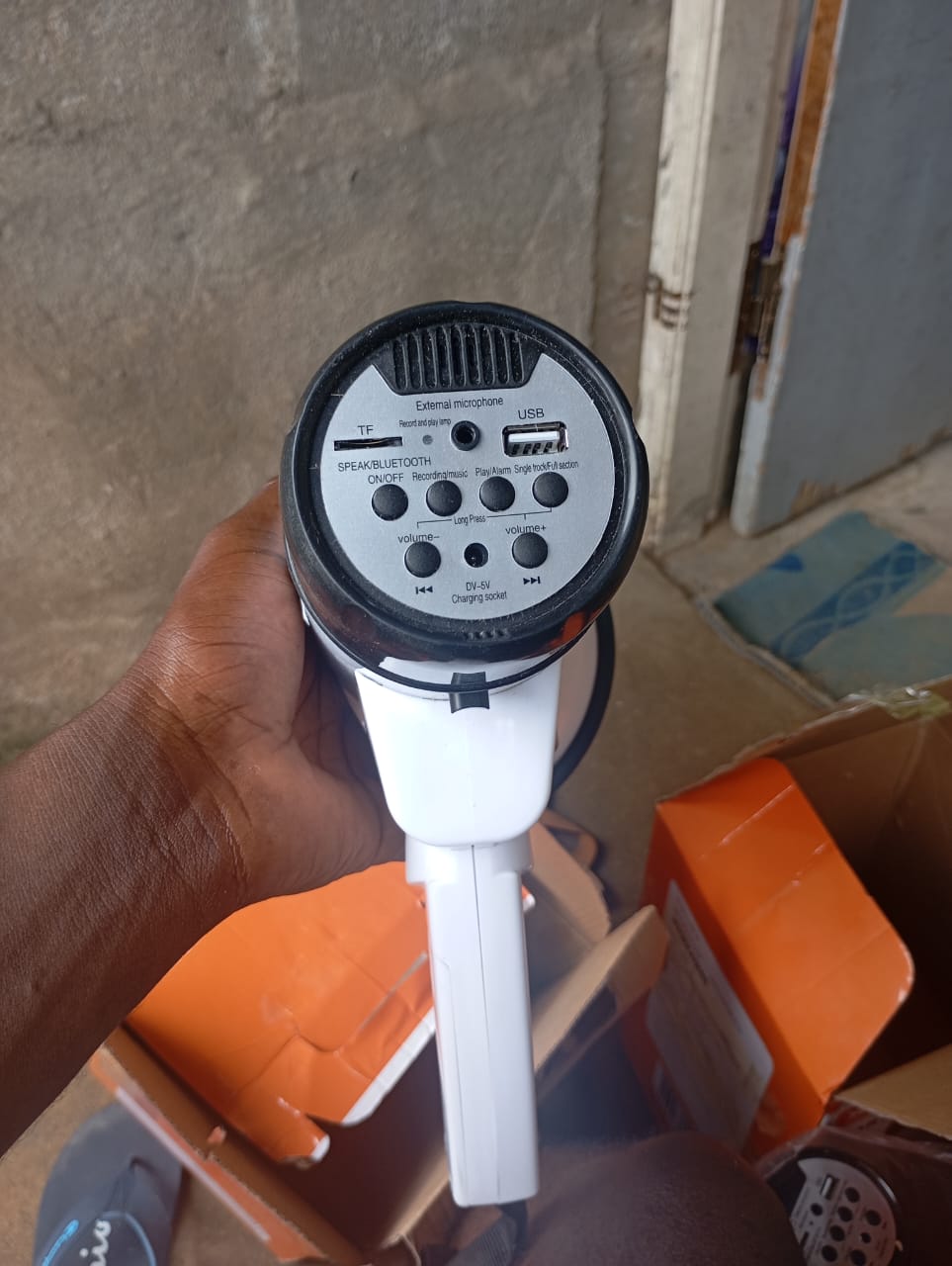 Mégaphone Rechargeable ou avec des piles 50W + Bluetooth + USB +Carte Mémoire porté 1Km – Image 2