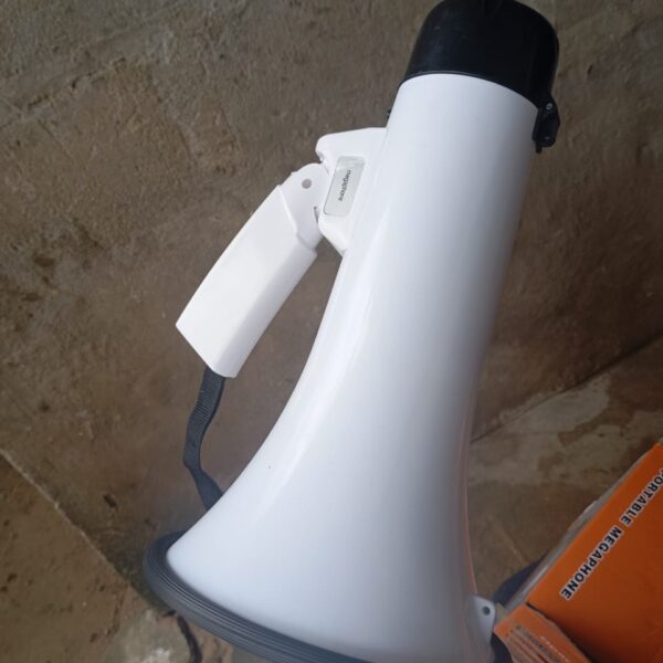 Mégaphone Rechargeable ou avec des piles 50W + Bluetooth + USB +Carte Mémoire porté 1Km