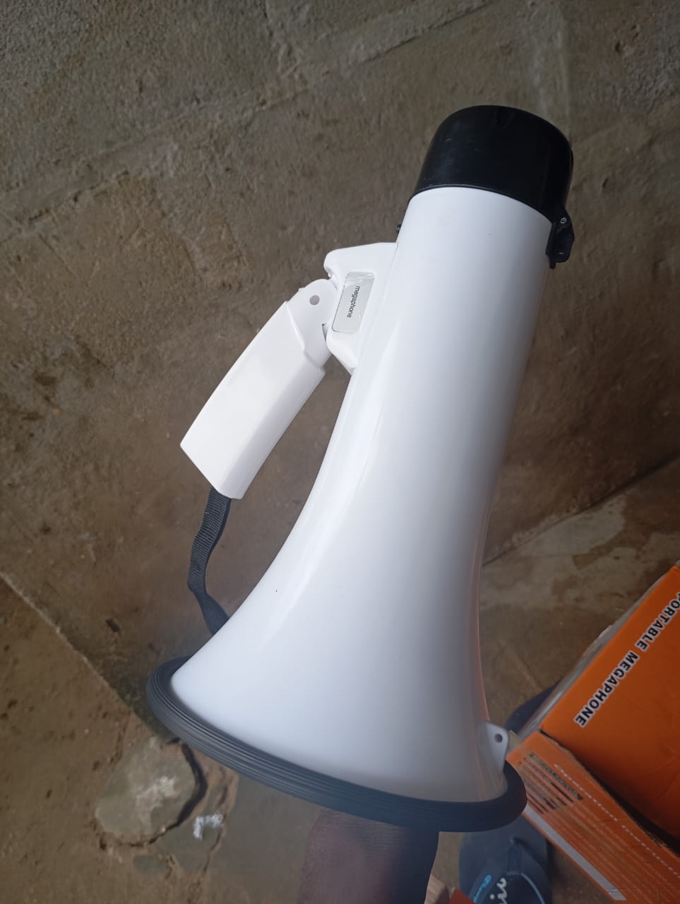 Mégaphone Rechargeable ou avec des piles 50W + Bluetooth + USB +Carte Mémoire porté 1Km