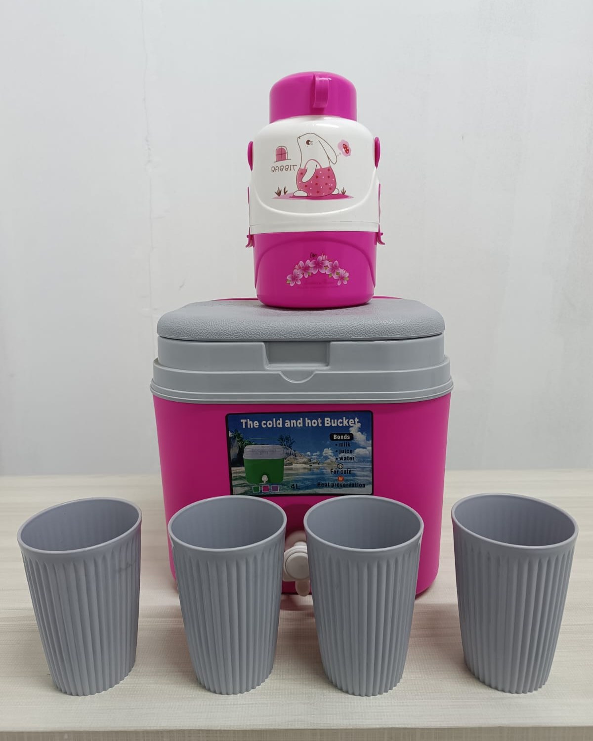 524055836_1257004382793222_7341816228931556746_n Ensemble Glacière 4 L avec 4 verres, 1 thermos – Image 1